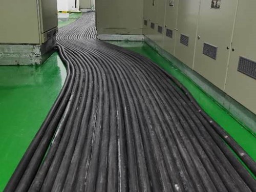 罗江如何根据理论计算公式计算温度对特定电压测量结果的影响？